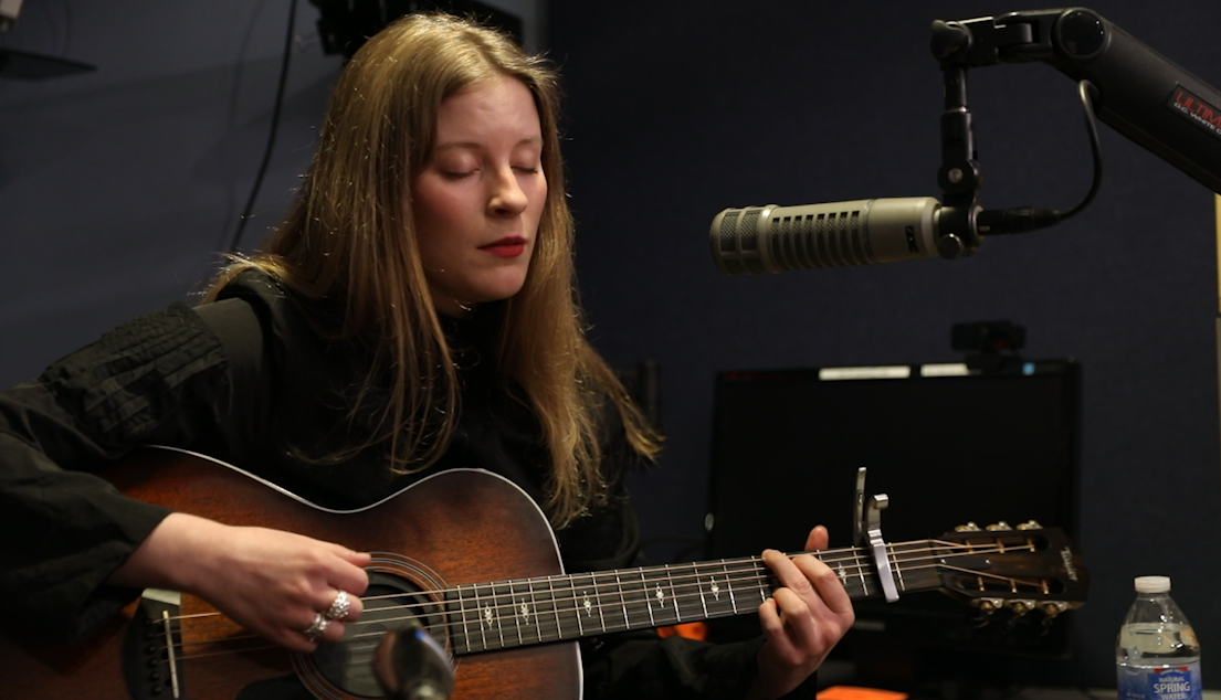 Watch Paris Paloma perform "Labour" on the Midday Show with Mike V